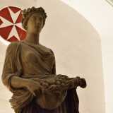 ...che ospita una statua con alle spalle lo stemma dell�Ordine di Malta (del quale la casata ha sempre fatto parte)...